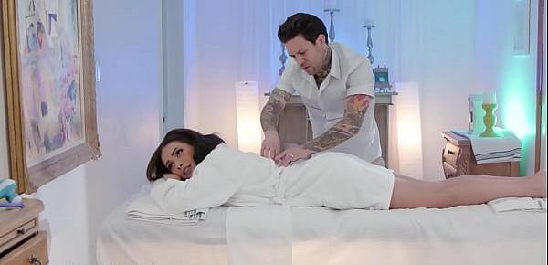 FantasyMassage Aaliyah Hadid Shows New Masseur The Kind Of Massage She Really Wants
